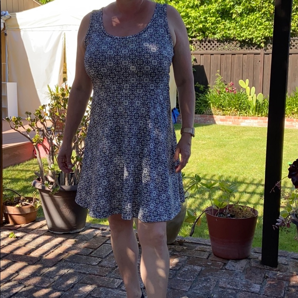 Beautiful patterned dress with pockets sz L